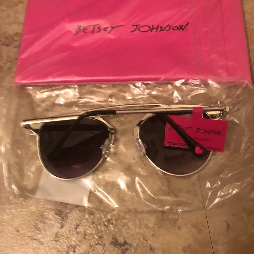 BETSEY Johnson sunglasses 🕶 1 for $25 O 2 for$40 - Picture 2 of 2